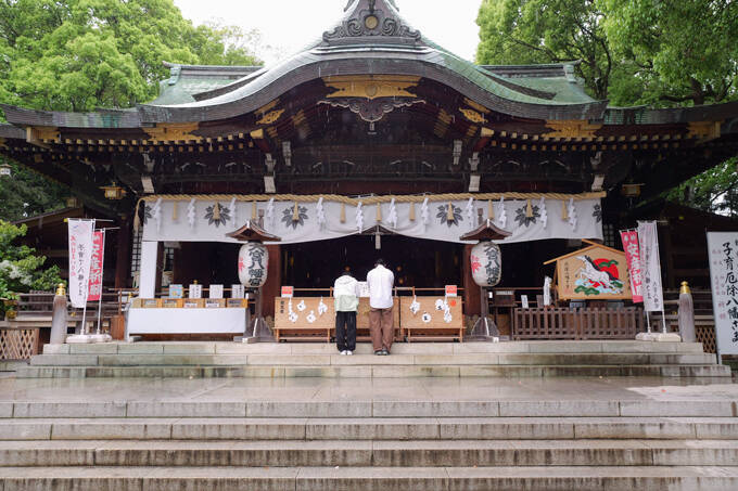 「小さいおじさん」の正体とは！？　東京のへそ・大宮八幡宮にてランパンプスが合格祈願！