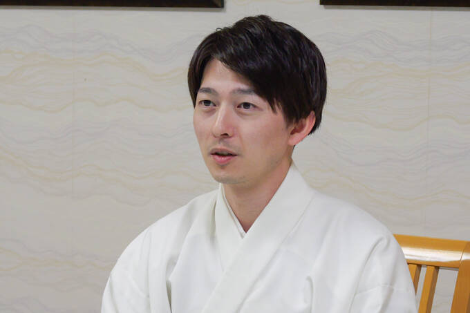 「小さいおじさん」の正体とは！？　東京のへそ・大宮八幡宮にてランパンプスが合格祈願！