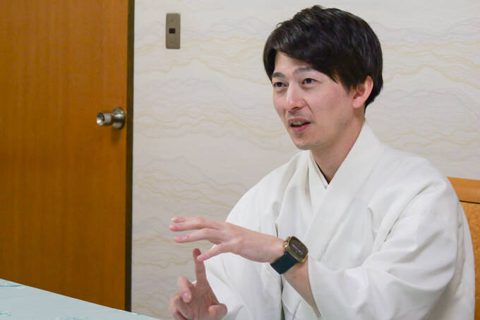 「小さいおじさん」の正体とは！？　東京のへそ・大宮八幡宮にてランパンプスが合格祈願！