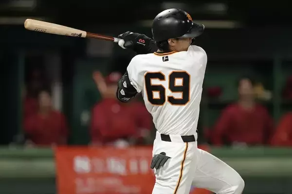 打って、守って巨人・平山功太　山本昌氏「ハッスルプレーがチームに力を与えている」