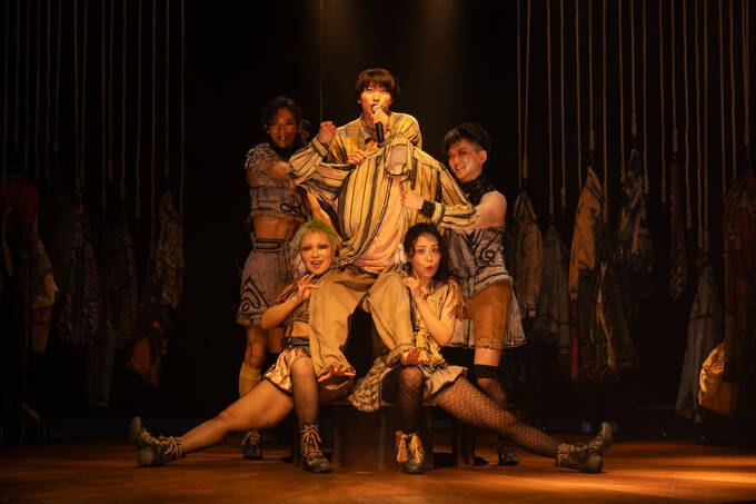 小沢道成渾身の新作『The Closet Revue』開幕！　ザ・スズナリで一ヶ月のロングランに挑む