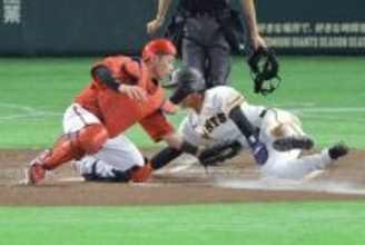 里崎智也氏「スーパースライディング」巨人・平山、“神の手”で生還！