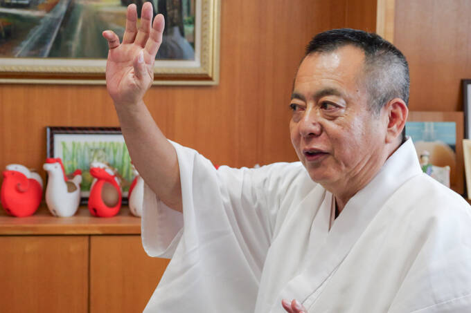 神社の奥に洞窟！？　琉球古神道の歴史を守る、普天満宮でランパンプスが合格祈願！