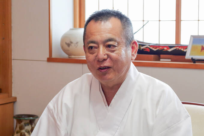 神社の奥に洞窟！？　琉球古神道の歴史を守る、普天満宮でランパンプスが合格祈願！