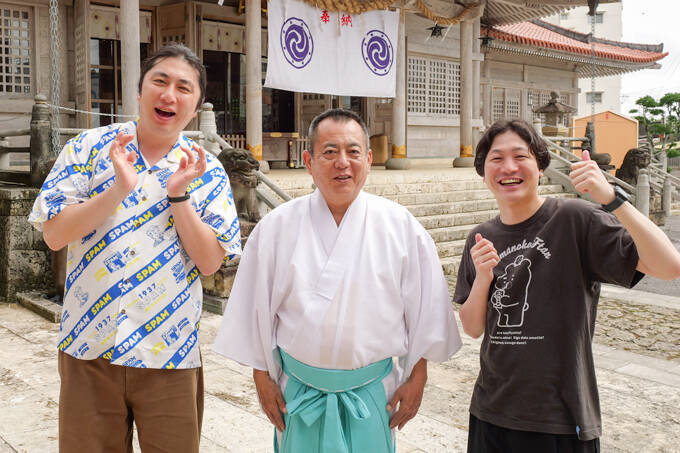 神社の奥に洞窟！？　琉球古神道の歴史を守る、普天満宮でランパンプスが合格祈願！