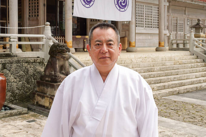 神社の奥に洞窟！？　琉球古神道の歴史を守る、普天満宮でランパンプスが合格祈願！