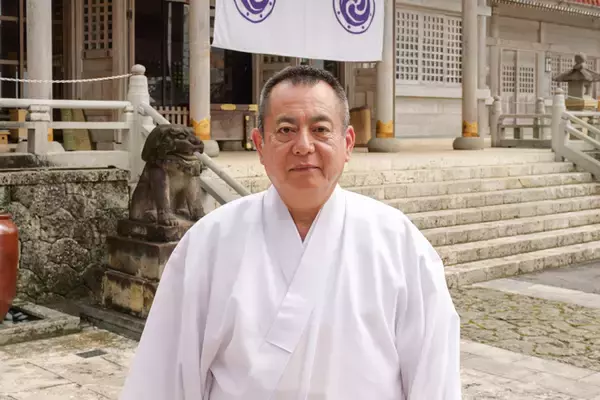 「神社の奥に洞窟！？　琉球古神道の歴史を守る、普天満宮でランパンプスが合格祈願！」の画像