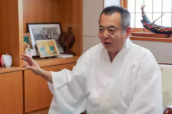 「神社の奥に洞窟！？　琉球古神道の歴史を守る、普天満宮でランパンプスが合格祈願！」の画像