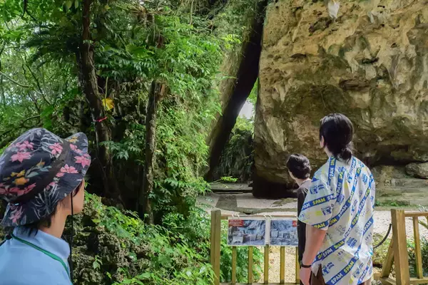 「琉球王国最高の聖地！？　世界遺産・斎場御嶽でランパンプスが祈りの真髄を学ぶ！」の画像