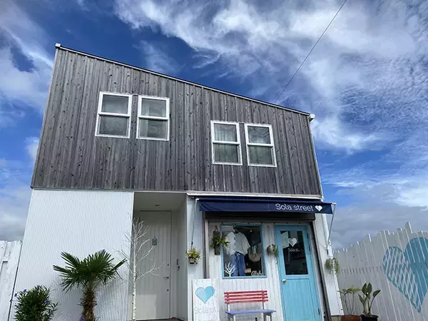 「「鴨川でいちばんキラキラしてる！」元プロボディボーダー念願の店舗「Sola street」」の画像