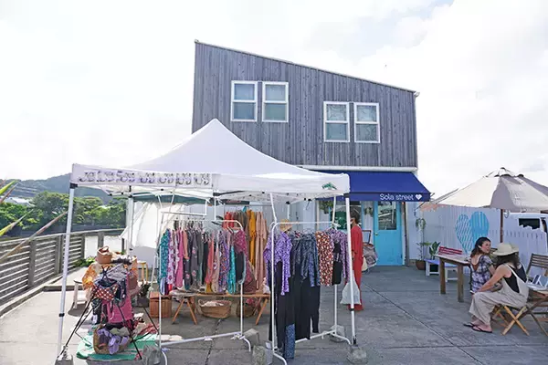 「「鴨川でいちばんキラキラしてる！」元プロボディボーダー念願の店舗「Sola street」」の画像