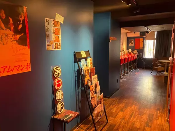 「勇気を振り絞ってドアを開けるとそこは……『観る』『飲む』『語る』ワクワクする小さな映画館を開いた若者の“映画愛”」の画像