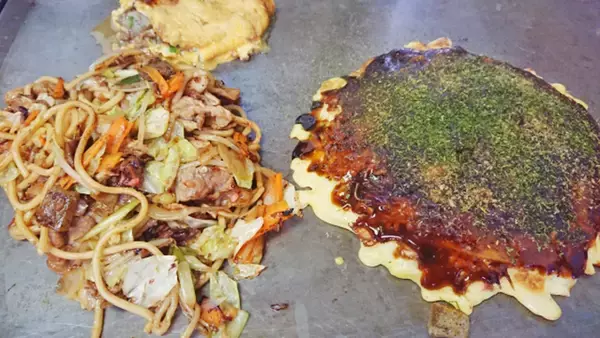 「ソース焼きそば」と「お好み焼き」の意外な関係とは