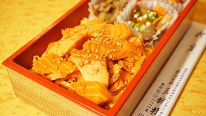 新津駅「焼漬鮭ほぐし弁当」(1130円)～駅弁屋さんの厨房ですよ！(vol.21「三新軒」編(2))