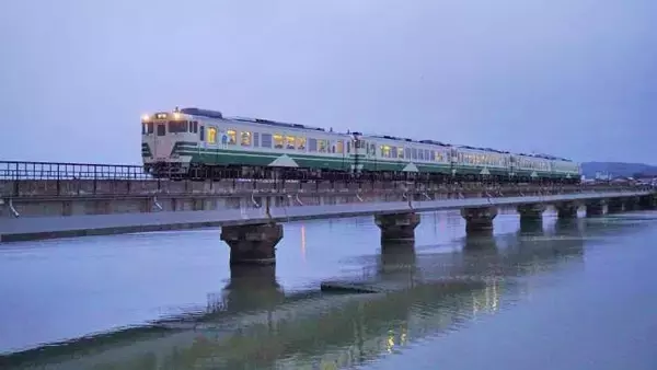 「秋田駅「男鹿しょっつる塩焼きそば」(780円)～新型バッテリー電車と国鉄形気動車が共演する男鹿線！」の画像