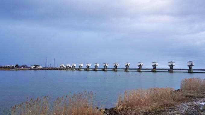 秋田駅「男鹿しょっつる塩焼きそば」(780円)～新型バッテリー電車と国鉄形気動車が共演する男鹿線！