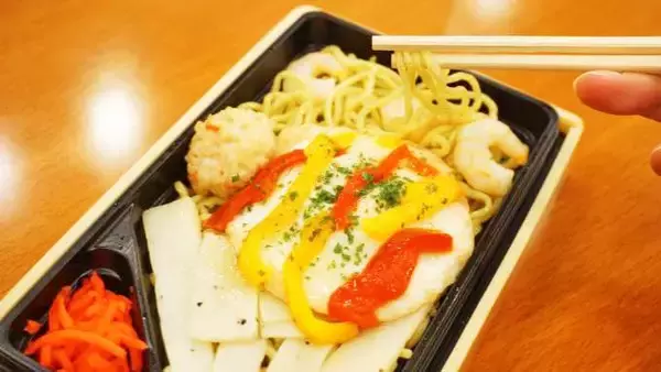 「秋田駅「男鹿しょっつる塩焼きそば」(780円)～新型バッテリー電車と国鉄形気動車が共演する男鹿線！」の画像