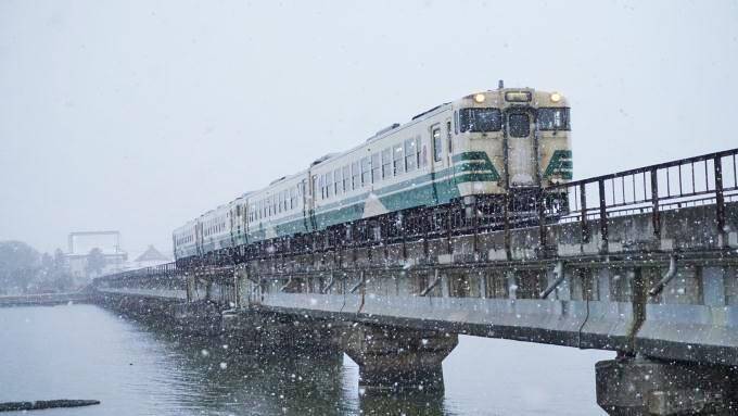 秋田駅「男鹿しょっつる塩焼きそば」(780円)～新型バッテリー電車と国鉄形気動車が共演する男鹿線！