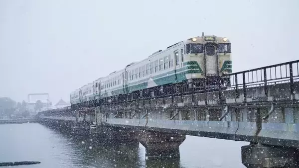 「秋田駅「男鹿しょっつる塩焼きそば」(780円)～新型バッテリー電車と国鉄形気動車が共演する男鹿線！」の画像