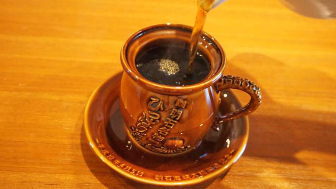 新神戸駅・淡路屋「ひっぱりだこの珈琲カップ」(1230円)～食卓にクスッと「笑い」も届ける駅弁グッズ！