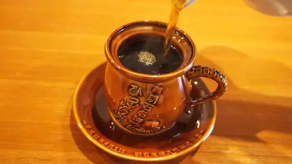 「新神戸駅・淡路屋「ひっぱりだこの珈琲カップ」(1230円)～食卓にクスッと「笑い」も届ける駅弁グッズ！」の画像