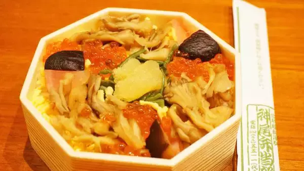 「新津駅「新潟彩ちらし」(930円)～新潟のチューリップ畑を思い浮かべて食べたい駅弁！」の画像