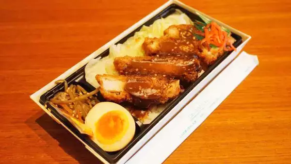 「東京駅「江戸甘味噌かつ弁当」(850円)～駅弁はスマホで予約！ サクッと受け取り!!」の画像