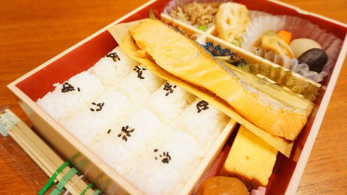 東京駅「日本橋～幕之内～」(1200円)～バラエティ豊かなおかずが楽しい！ 旅立ちの幕の内！！