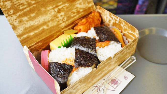 東京駅「おにぎり弁当」(500円)～駅弁135年！「駅弁」とは何か？(1)
