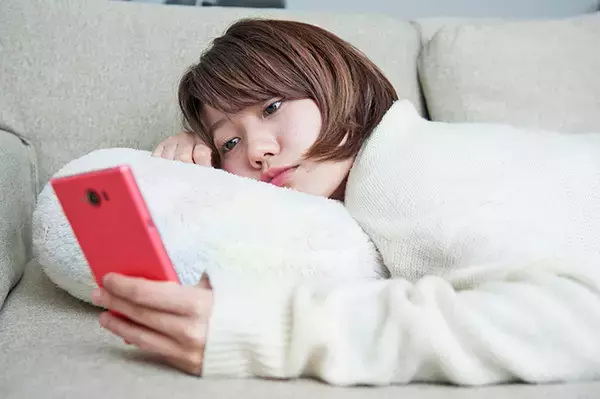 スマホを枕元に置いておくと、身体に磁気の影響はあるの？