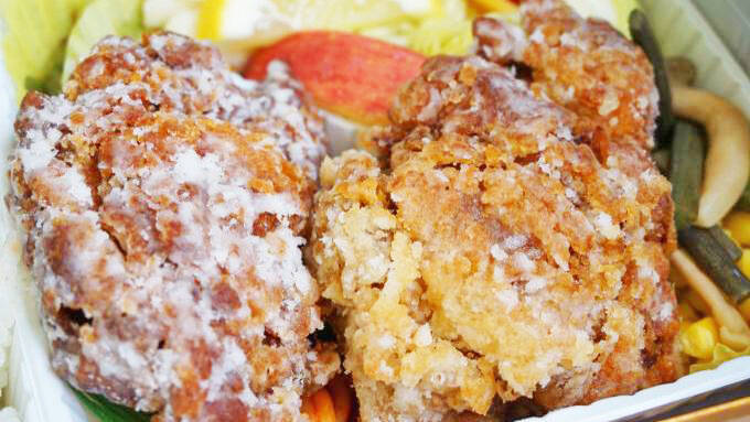 小淵沢駅「高原野菜とからあげの弁当」(1100円)～この夏は「からあげ」がアツい！ 高原野菜とからあげのハイブリッド駅弁誕生！！