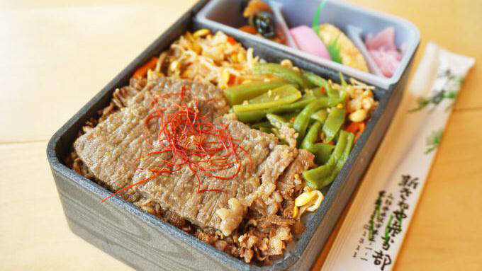 米沢駅「ビビンバ牛肉どまん中」(1500円)～混ぜご飯のようにイロイロな色が楽しい！ 秋どまん中の板谷峠越え