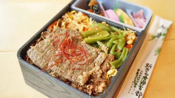 「米沢駅「ビビンバ牛肉どまん中」(1500円)～混ぜご飯のようにイロイロな色が楽しい！ 秋どまん中の板谷峠越え」の画像