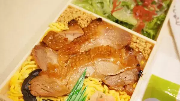 「松本駅「地鶏めし」(900円)～野菜たっぷりの駅弁と共に感じる、松本駅の渋い魅力！」の画像