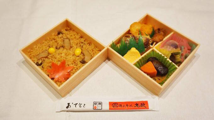 小淵沢駅「松茸弁当」(1150円)～「あずさ」の歴史は師走に動く！？