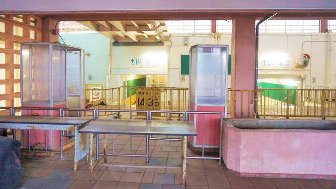 越後湯沢駅「どかんとかにずし」(950円)～駅弁屋さんの厨房ですよ！(vol.23「川岳軒」編(3))