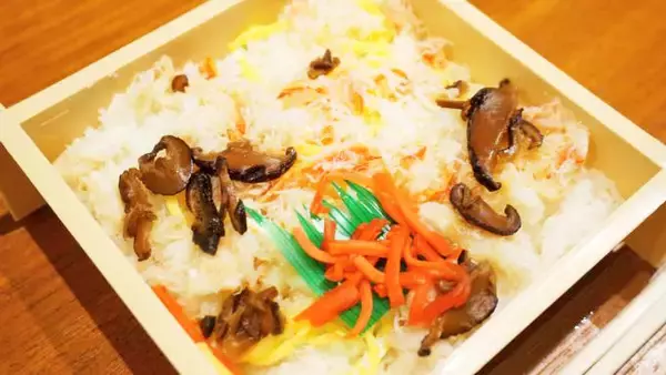 「越後湯沢駅「どかんとかにずし」(950円)～駅弁屋さんの厨房ですよ！(vol.23「川岳軒」編(3))」の画像