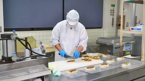 「加賀温泉駅「炙りのどぐろ棒寿し」(1600円)～駅弁屋さんの厨房ですよ！(vol.24「高野商店」編(6))」の画像