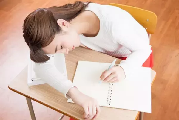 学校の授業が眠くなる本当の理由