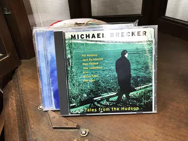 「「なぜ新品のサックスを売らない？」ビンテージサックス店・店主の答えは……」の画像