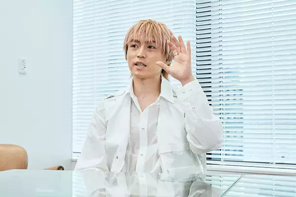 「『カラオケバトル』で話題の“崖っぷちシンガー”がブレイク間近！ 注目ユニット「D.Y.T」インタビュー」の画像