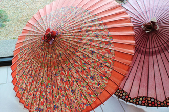 和傘を持つ時はどこを持つ？「和傘の豆知識」