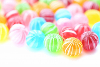 どの味になるか運次第　長い糸を引っ張って選ぶ「糸引き飴」