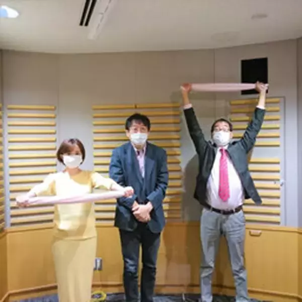 「自粛生活でのスマホ操作による肩こりを抑える方法……医師が解説」の画像