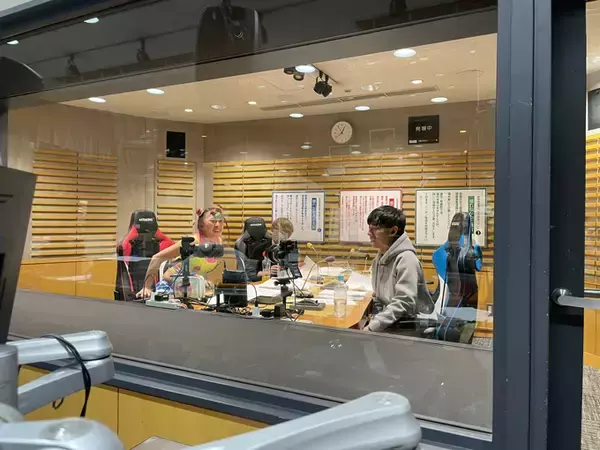 「フワちゃん、「黙ってるより情報量なかった」と『親友』からいつも以上に止まらないトークをツッコまれ大笑い」の画像