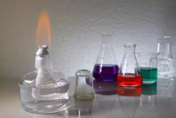 「櫻坂46 松田里奈は「アルコールランプ」、守屋麗奈は「リトマス試験紙」……好きだった理科の実験を振り返る」の画像