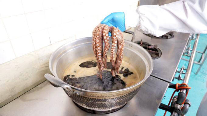 国民の10人に1人が食べた人気駅弁、「ひっぱりだこ飯」の製造に密着してみた！　～神戸駅弁・淡路屋