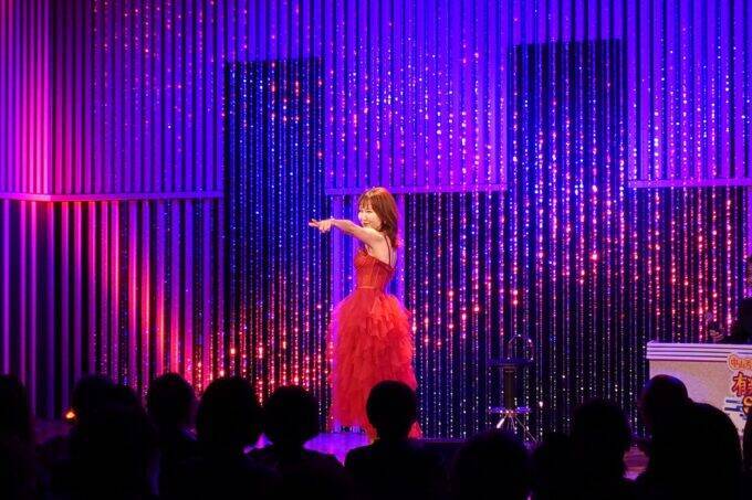 工藤夕貴、誰でも弾けるNEW楽器『インスタコード』で心地よい音色にうっとり