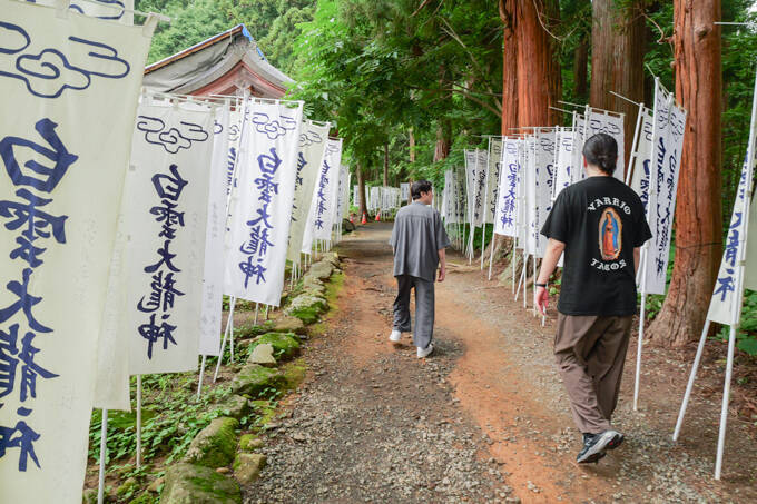 唱文「サイギサイギ」とは！？　津軽のお山信仰が息づく岩木山神社でランパンプスが合格祈願！