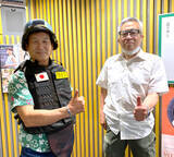 「「撃たれるときは後ろから」ウクライナの最前線を取材してきた“不肖宮嶋”　防弾チョッキ現物を辛坊治郎が試着」の画像1